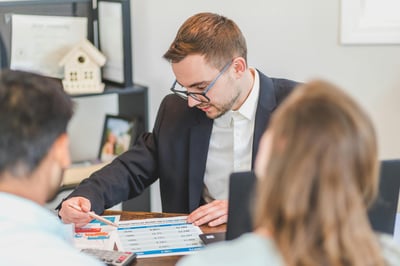 Beratungsgespräch zum Kaufen einer Kapitalanlage Immobilie